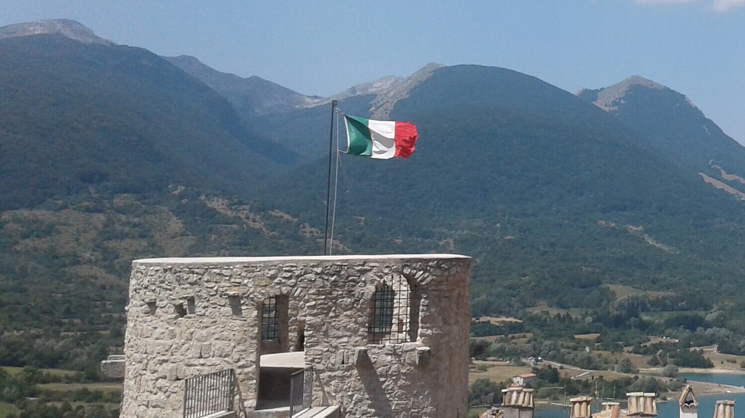 Sfregio di due stranieri agli Alpini: rubano il Tricolore e lo bruciano