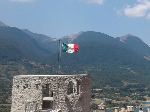 Sfregio di due stranieri agli Alpini: rubano il Tricolore e lo bruciano