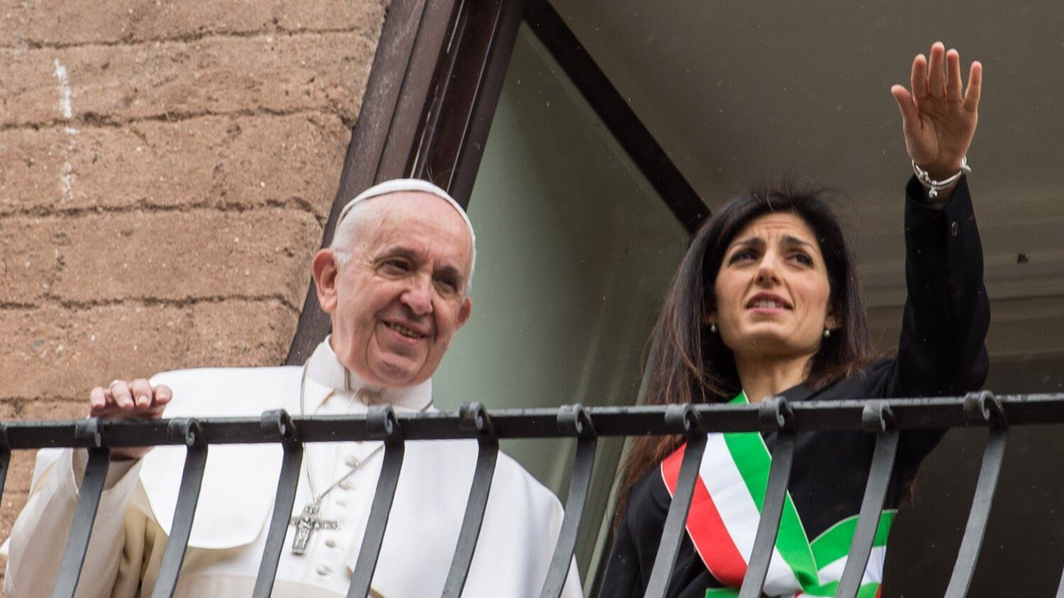 Il papa in Campidoglio: "Roma chiamata a sfida epocale dei migranti"
