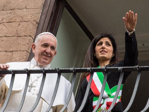 Il papa in Campidoglio: "Roma chiamata a sfida epocale dei migranti"