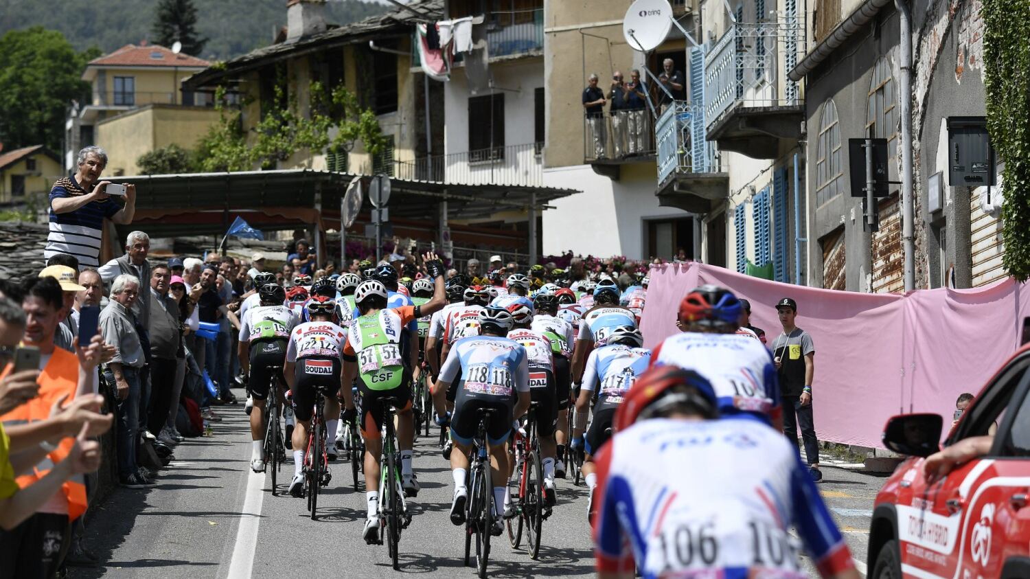 Giro d'Italia, Zakarin vince in solitaria la 13a tappa. Polanc resta in Rosa