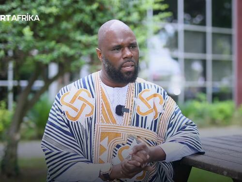 In manette Kemi Seba, l'attivista anti-occidentale condannato per razzismo