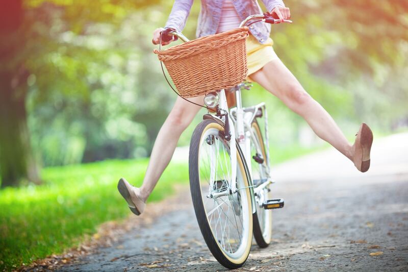 donna in bici