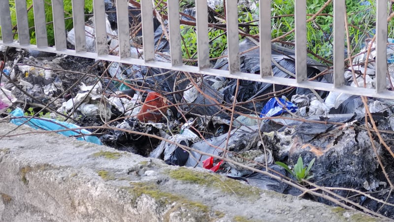 Studenti intossicati dai roghi di rifiuti, una discarica vicino alla scuola 7