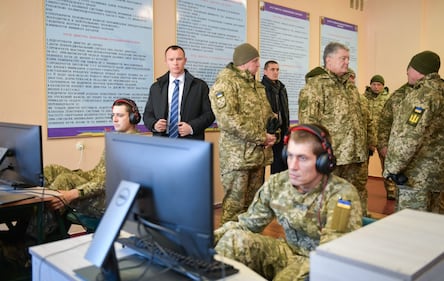 Ucraina, Poroshenko partecipa a un'esercitazione militare 13