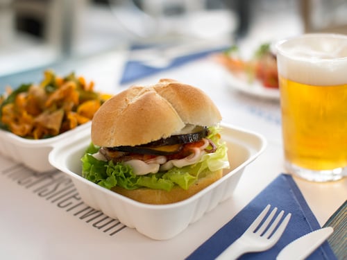 Il fast-food con cassiere filippine: "È vero che non troviamo italiane"