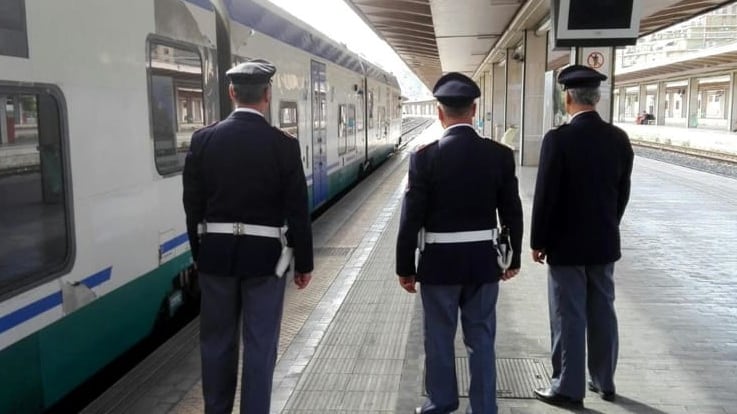 Bergamo, morsi e graffi ad agente in treno: fermata nigeriana incinta