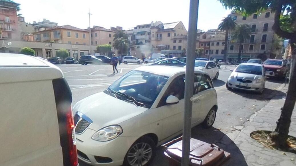 Genova, chiede aiuto ad 82enne e tenta di derubarlo: preso magrebino