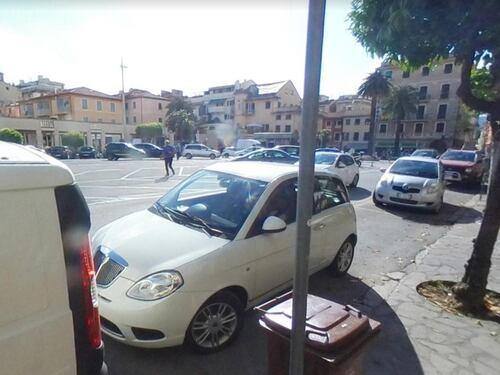 Genova, chiede aiuto ad 82enne e tenta di derubarlo: preso magrebino
