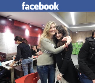 Greta e Vanessa alla manifestazione per la Siria a Milano 4