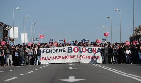 Bologna, calci e uova contro la polizia 3