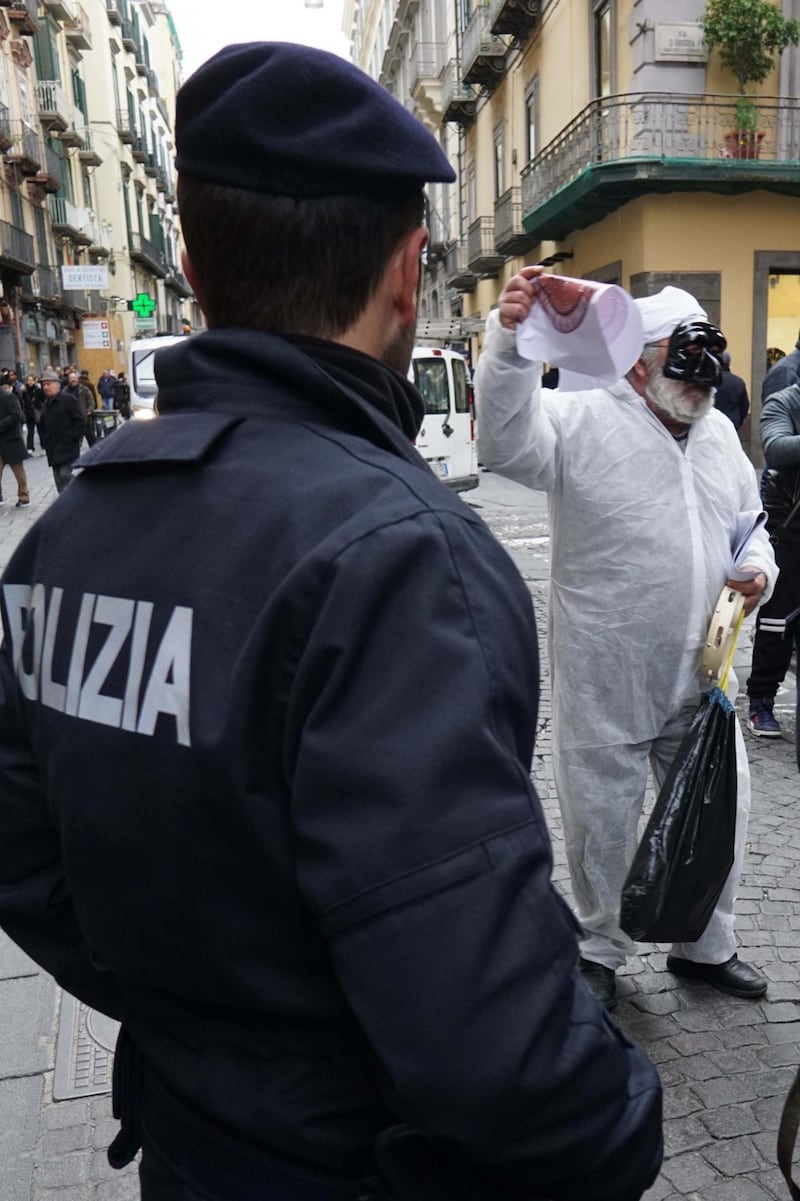 Le proteste alla convention di Bassolino 3
