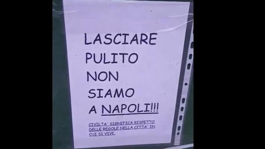 Pordenone, polemiche per manifesti contro Napoli su alcuni cassonetti