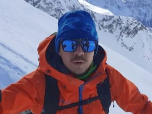 Voleva aiutare una collega bloccata sulla montagna: morto l'alpinista italiano Luca Sinigaglia