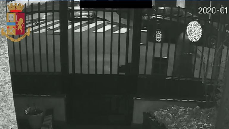 Tirava pugni in faccia ai passanti senza motivo, arrestato aggressore seriale