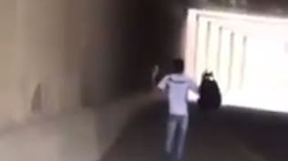 Israele, poliziotta spara un proiettile di gomma a un giovane palestinese disarmato "per divertimento"
