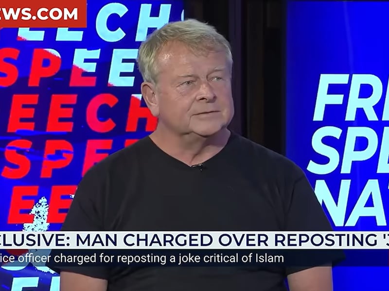 Un meme sull’Islam e l’ex poliziotto finisce condannato: follia censoria in Gran Bretagna