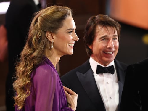 Tom Cruise infrange il protocollo con la principessa Kate: il bacio e il gesto sulle scale