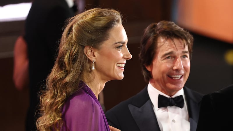 Tom Cruise infrange il protocollo con la principessa Kate: il bacio e il gesto sulle scale