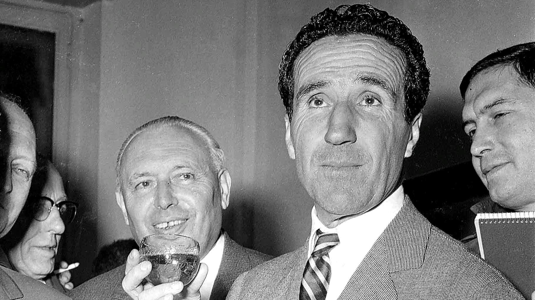 Al Mago Herrera i giardinetti davanti a San Siro. Derby col Paron