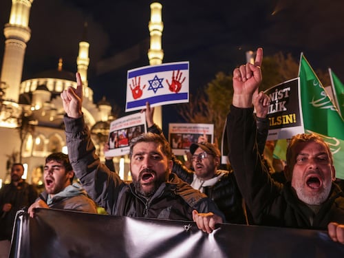 Nuovi raid su Gaza, proteste in tutto il mondo arabo. Ok Egitto ad aprire Rafah per aiuti | La diretta