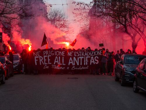 Antifa europei nel mirino Usa: "Sono terroristi". Colpiti anche gli anarchici di Cospito