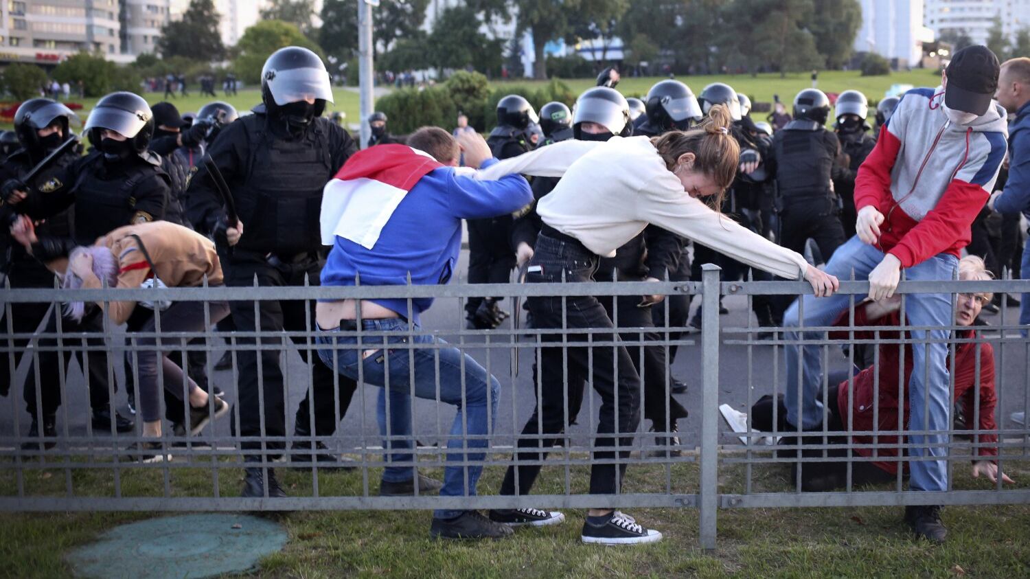 Lukashenko giura in segreto. I manifestanti vanno in piazza