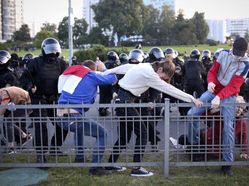 Lukashenko giura in segreto. I manifestanti vanno in piazza