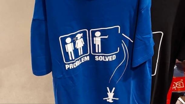 "Per risolvere i problemi? Elimina la donna". Polemiche sulla t-shirt pro-femminicidio