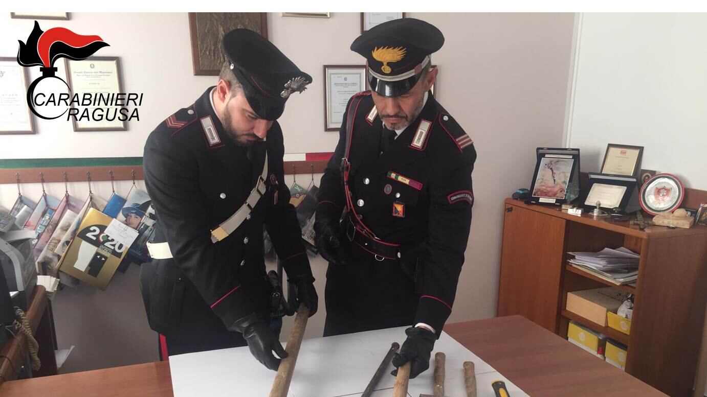 Danneggia la casa dei vicini e aggredisce con un piccone carabinieri e polizia: arrestato