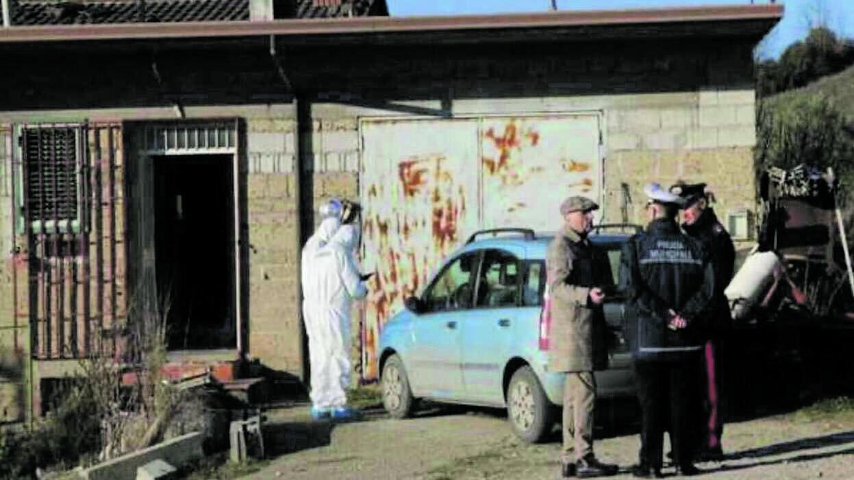 Spara con il fucile e ferisce la moglie