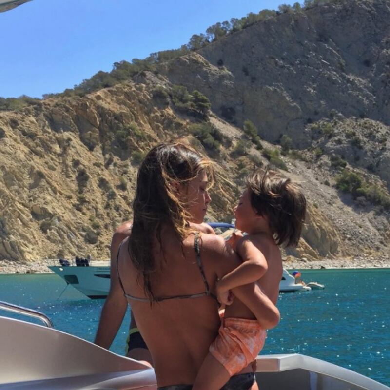 Belen Rodriguez al mare con Santiago, foto 10