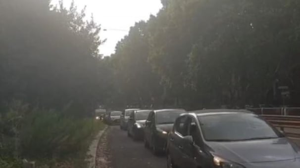 Fermi in coda, insultano vigili su Facebook: finiscono denunciati