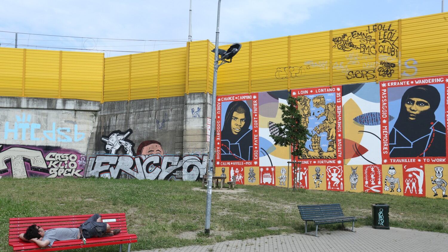 Un maxi murales "pro migranti". Il Comune dipinge Milano di buonismo