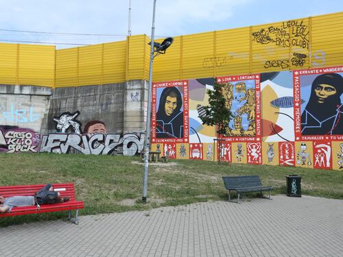 Un maxi murales "pro migranti". Il Comune dipinge Milano di buonismo