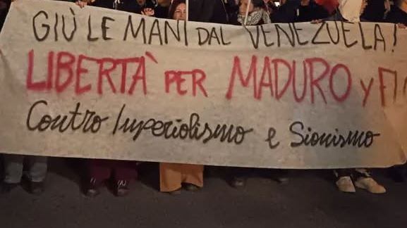 Comunisti, Arci, Potere al Popolo: la piazza rossa pro Maduro non dice una parola su Khamenei