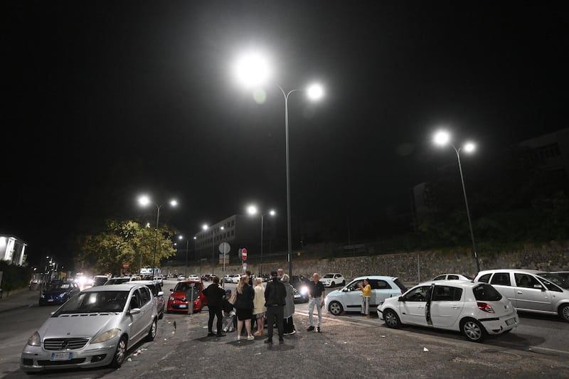 Terremoto ai Campi Flegrei, grande paura e gente in strada 11