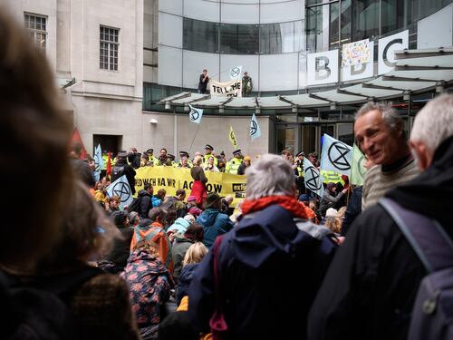 Extinction Rebellion, ecco chi finanzia gli eco-attivisti