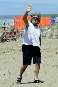 Grillo in riva al mare con una corona di spine 3