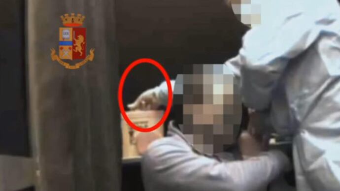 Il vaccino su una garza: l'infermiera che "regalava" i pass