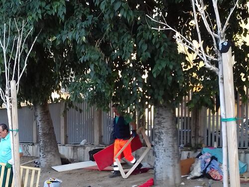 Napoli, sgomberati i senzatetto accampati davanti all’ospedale