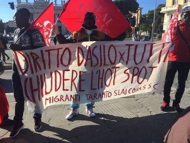 I migranti in corteo per chiedere più diritti 6