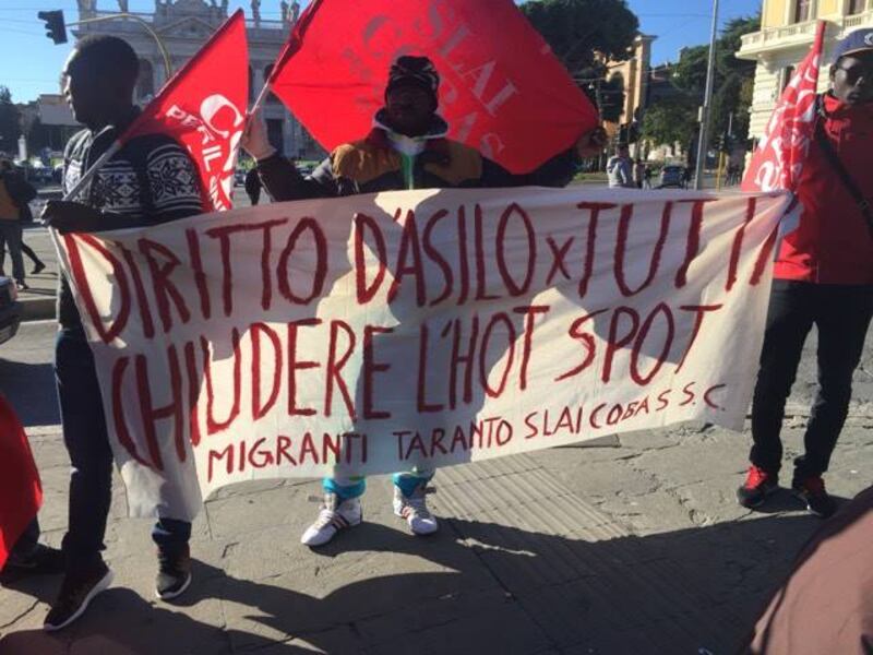 I migranti in corteo per chiedere più diritti 6