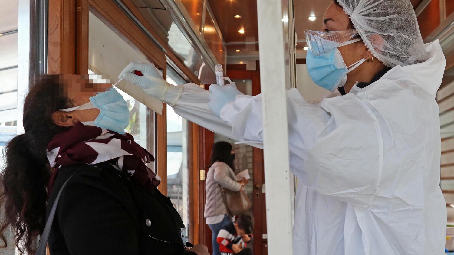Ora l'Ats lancia l'allarme "In fila per il tampone si rischia il contagio"