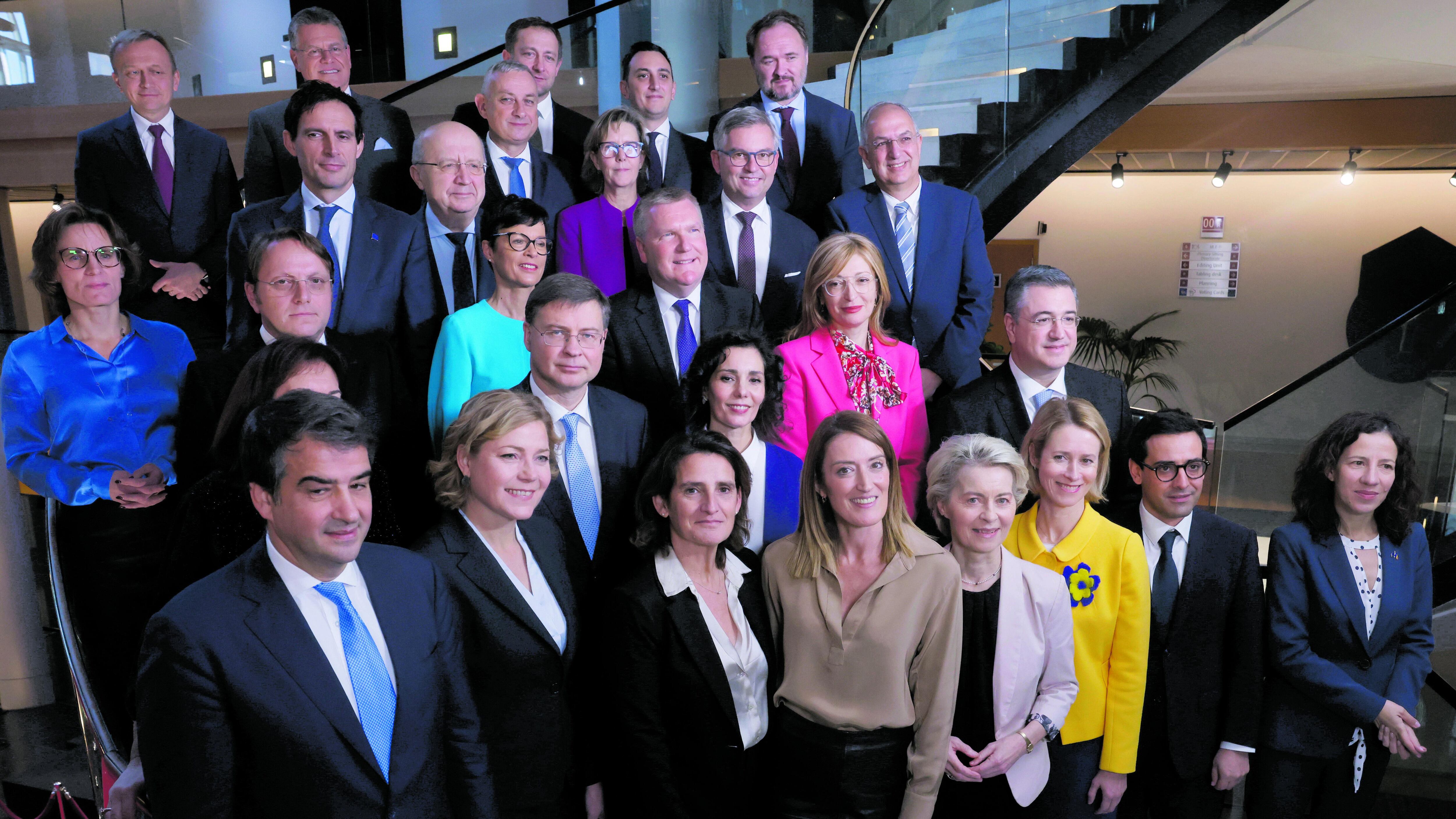 Ora l'Ue guarda a destra. Von der Leyen perde voti ma punta tutto su Ecr. Meloni tramite con Trump