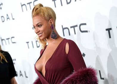 Beyoncé Knowles, seno in vista e scollo mozzafiato a New York 37