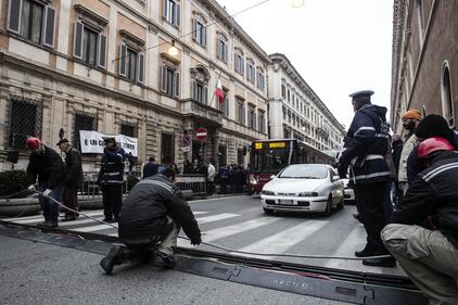 Blitz delle forze dell'ordine: rimosso lo striscione "È colpo di Stato" 15