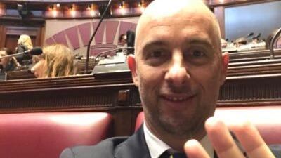Non utilizza l'auto blu e si becca cento multe: il caso del deputato FdI