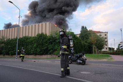 Milano, incendio in un deposito di rifiuti 1