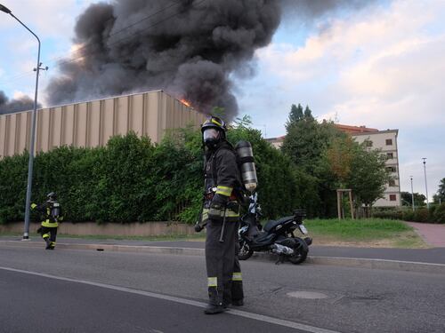 Milano, incendio in un deposito di rifiuti